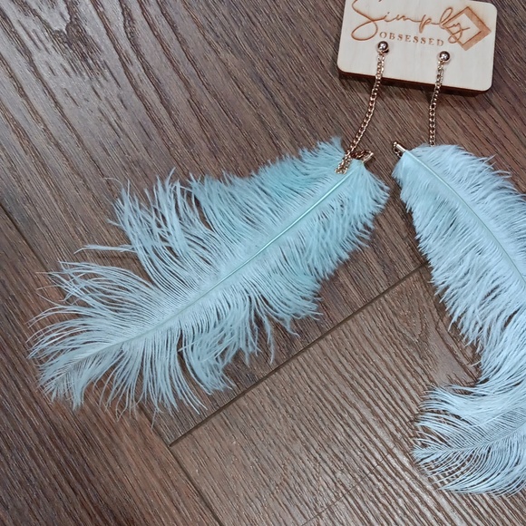 SIMPLY OBSESSED FEATHER EARRINGS. #5530 - Picture 3 of 4
